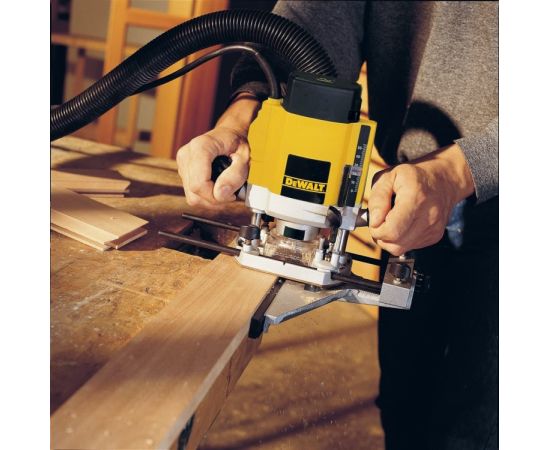 Фрезер DeWalt DW615-QS 900W